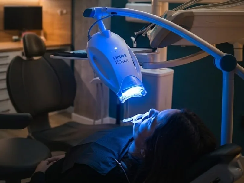 Lámpara de blanqueamiento dental Philips Zoom durante un tratamiento en la clínica Lobato Dental de Elche
